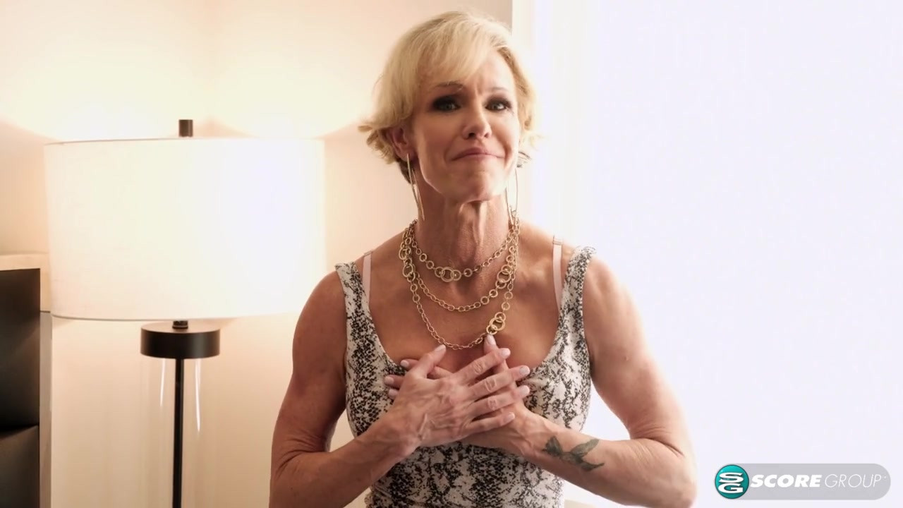 丰满的妻子和妈妈乱搞一个年轻的大鸡巴