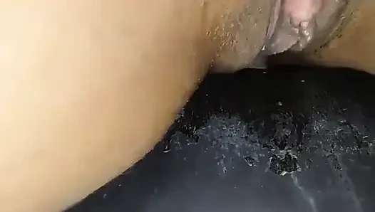 Ich habe meinen arsch einem großen, dicken schwarzen schwanz gegeben, der meine muschi und meinen arsch im gloryhole gebrochen hat