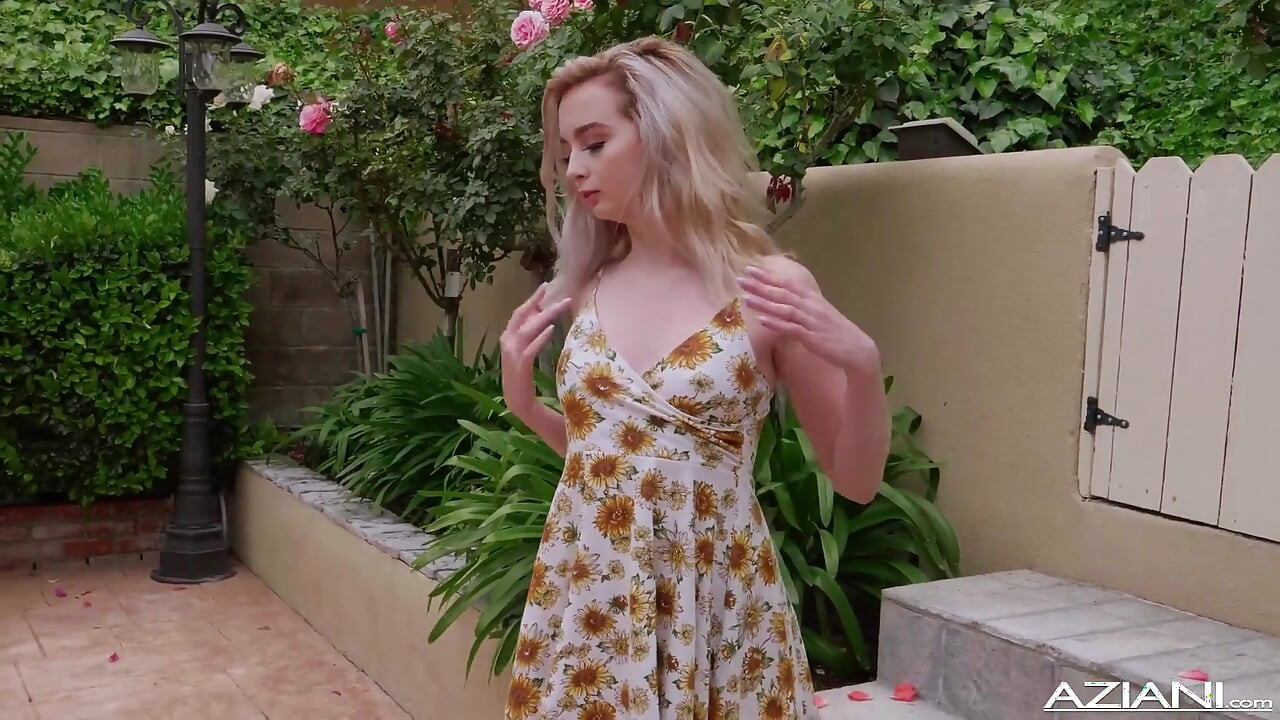 Fumante quente Lexi fica safada ao ar livre