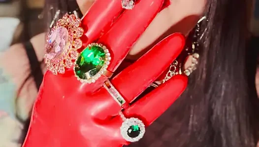 Latexhandschuhe, Schmuck &eine rauchenden königin! Tina snua lutscht eine zigarette und zeigt ihre handschuhen - Driftende baumelnde ringe