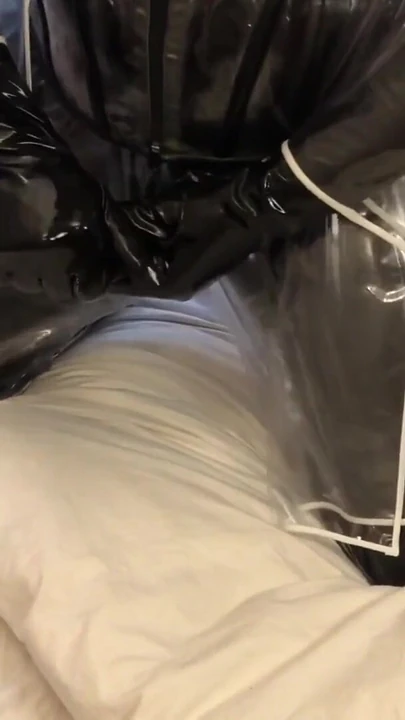 Moment à voir absolument de « Masturbation fétiche en PVC transparent »
