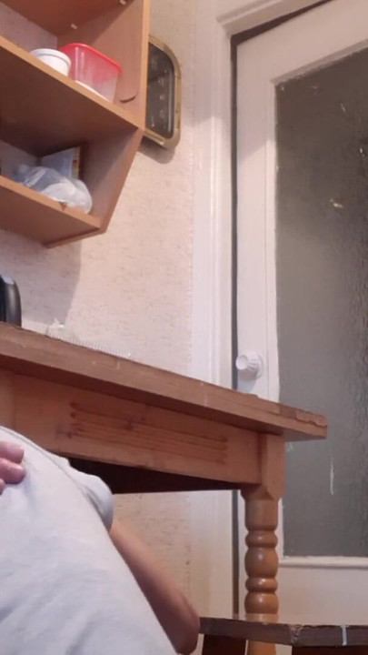 「家政婦が皿洗いをしている間、ガールフレンドがテーブルの下で危険を冒してマンコを舐めていた」からの思い出に残る瞬間