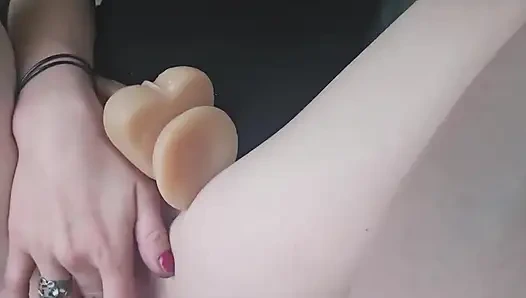 Sevimli sarışın dildo uber sürücüsü izlemek zorundayken amını sikiyor