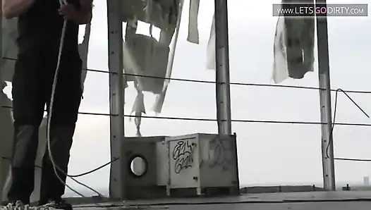 Sexy mädchen mit kleinen titten wird nackt gefesselt