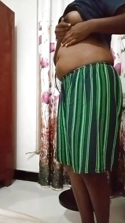 فتاة سريلانكية تخلع ملابسها