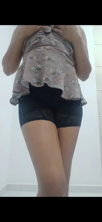 Bole脱下她的礼服，准备享受