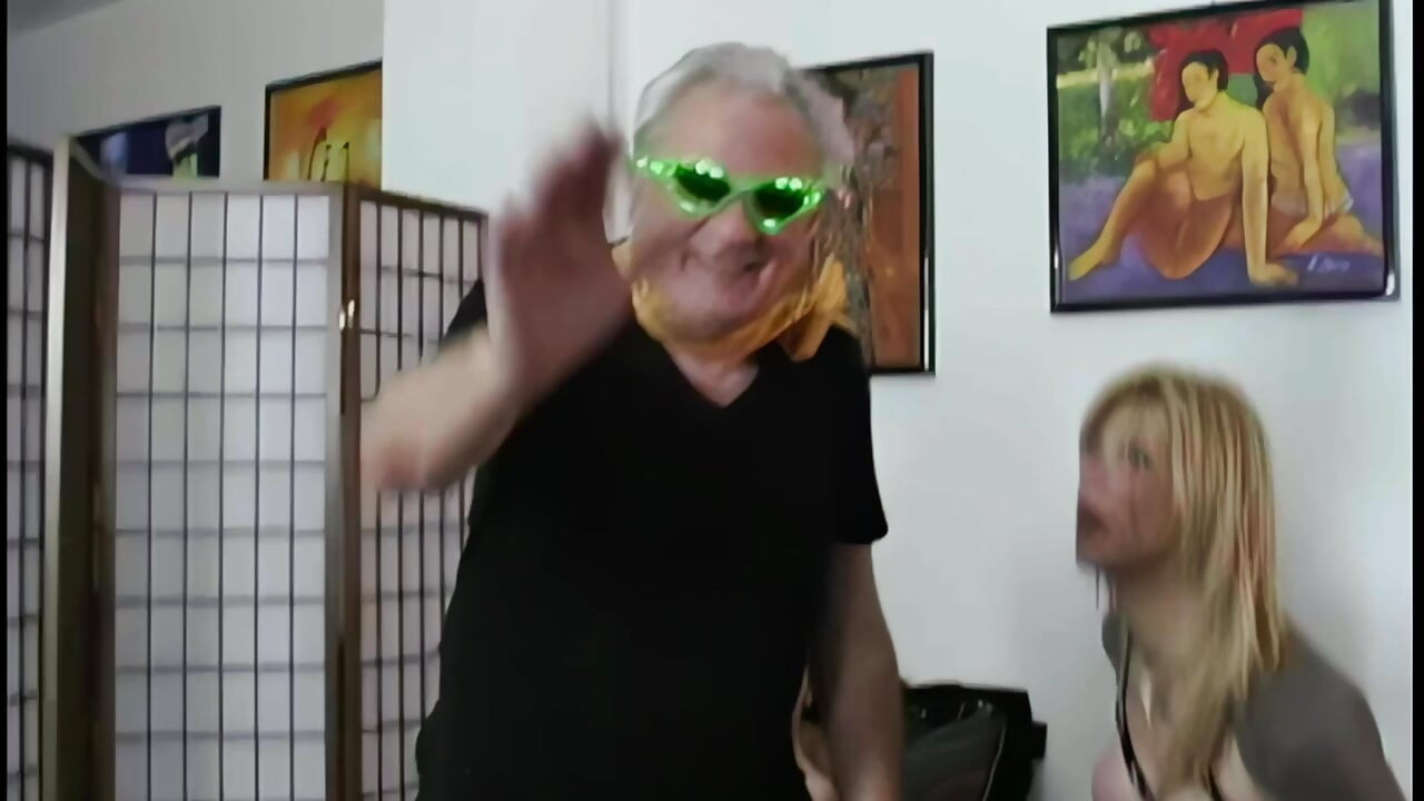 Šuká Krásnou Shemale Do Zadku a Její Manžel Se Dívá