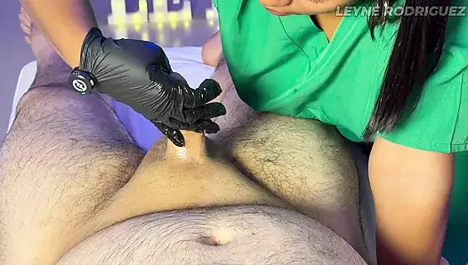 Fan with small dick receives a massage with happy ending  !