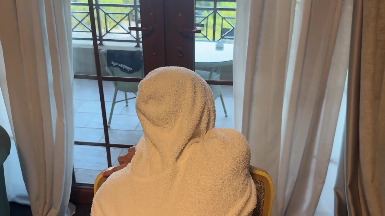 Üvey baba Sari üvey oğlu Vili'yi sandalye üzerinde sikiyor