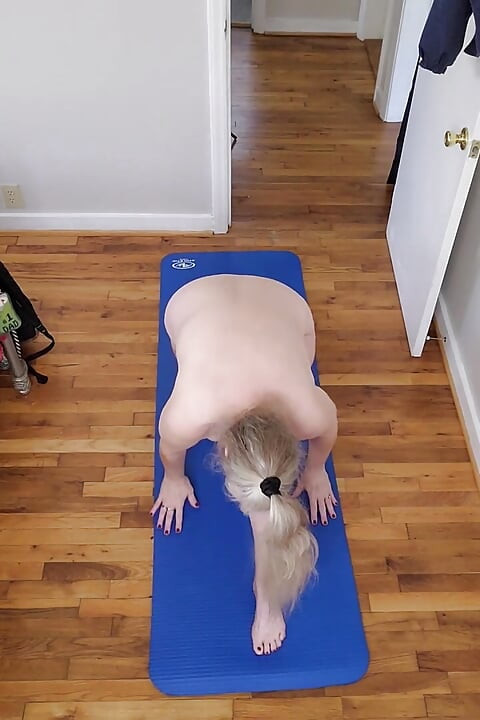 Ateşli orta yaşlı seksi iri güzel kadın çıplak yoga yapıyor!