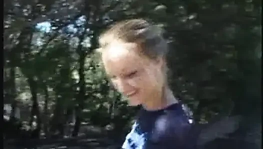 Azgın orta yaşlı seksi kadın parmaklıyor amını damlatıyor ve banyoda işiyor çılgınlığı