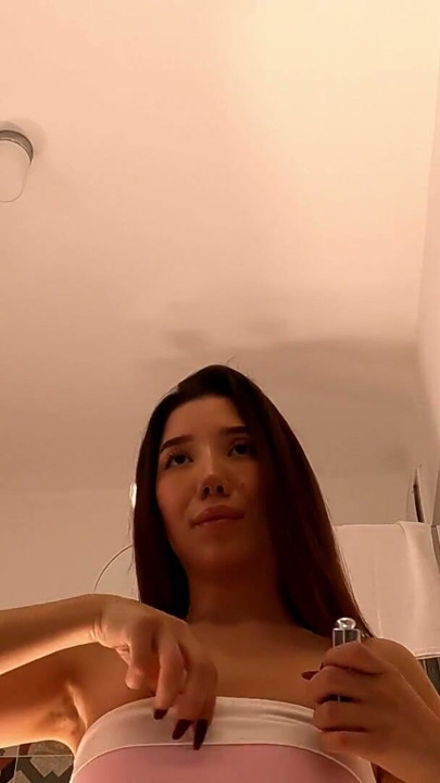 Vruća seksi djevojka s malim sisama, sitna Azijka u najkraćoj školskoj uniformi s kariranim suknjom, trese gaćice i prekrasnu guzu | Isječak 2