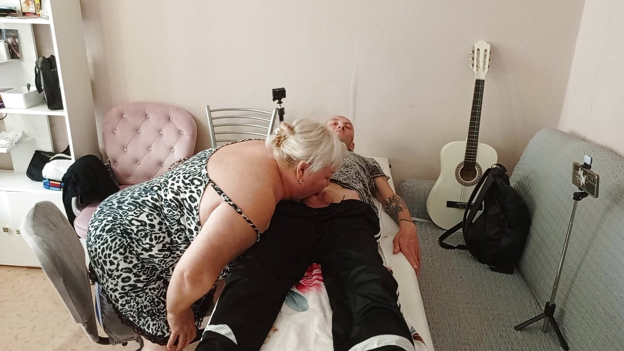 Susjeda je došla popušiti kurac da proguta dio sperme
