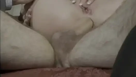Üç Adam Onu Sikerken Kocası Ona Dokunuyor.