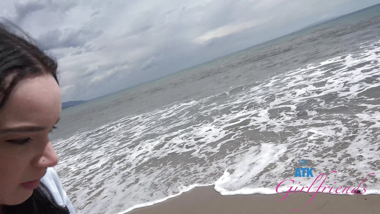 Stranddagplezier met Selena: op blote voeten zand en schelpen, dan langs de weg natte pijpbeurt!