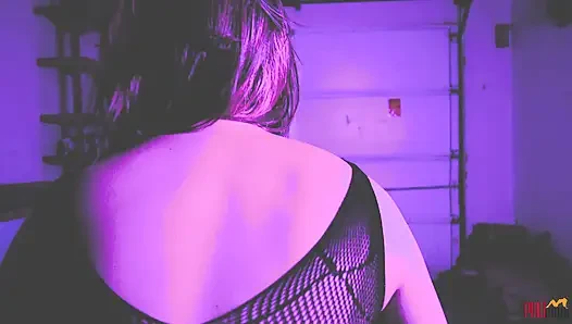 Шлюшку в ловушке заставили раздеться и отсосать похитительнице