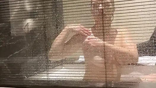 Unsichtbare kamera im Hotel-Badezimmer, beobachten Sie die schwangere rothaarige Frau im Hotel-Badezimmer mit Fenster