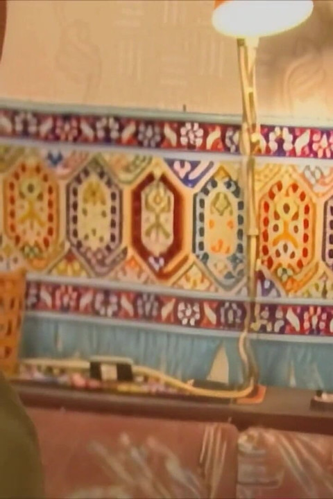 ブロンドの美女が濡れた指で男たちをからかう