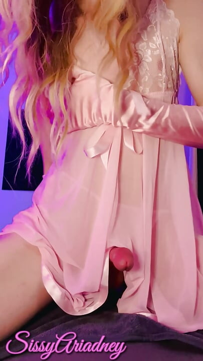 Wish I could replace this dildo with a throbbing hard cock 🥵