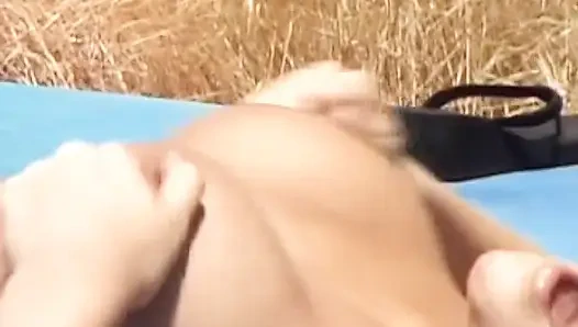 Cewek seksi perancis lagi asik aksi hot lesbian di luar ruangan