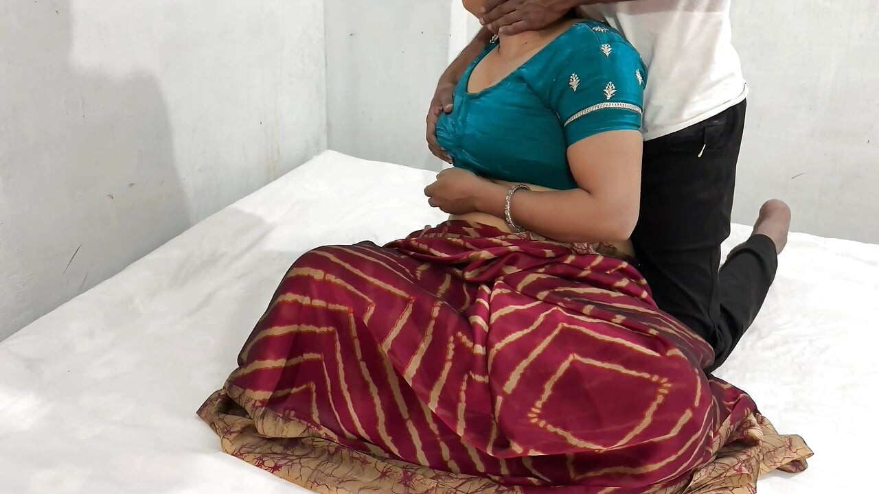 Jawan bhanje ne nayi navali sundar Mami ki tel lagaa k khoob gaand maari aur paani gaand pe giraa diya