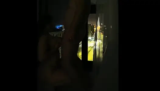 Otel penceresinin önünde sikiş ve emiyor