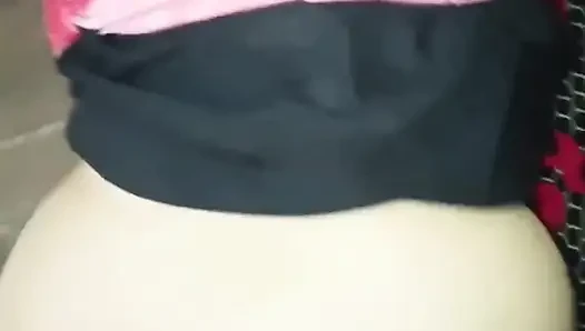 Priya bhabi zeigt mit dickem arsch