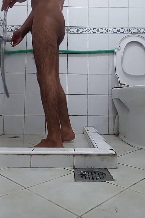 Ghar par akele bathroom me muthi maari bisexual pura maja liya nahate hwe
