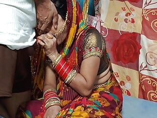 Красивая индийская молодоженная жена занимается домашним сексом в сари - видео дези