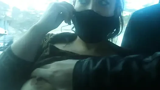 ÖFFENTLICHER BUS- BLOWJOB UND BLANKZIEHEN, TITTEN UND DICKER ARSCH