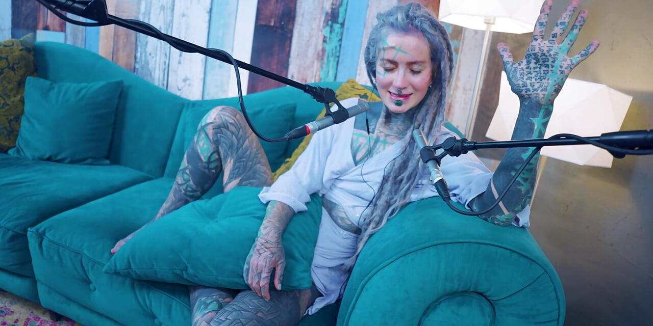 أتحدث عن H - السعادة - ASMR بودكاست SFW يتحدث فتاة قوطية نحيفة ضفائر نموذج وشم فتاة موشومة فتاة موشومة