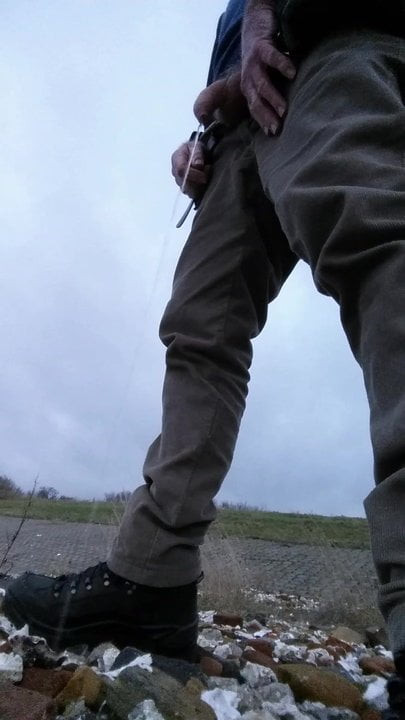 Piss outdoor