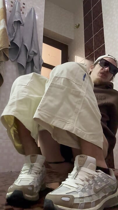 Hetero twink så sin kones legetøj, da han kom tidligt hjem fra arbejde og besluttede sig for at drage fordel af det
