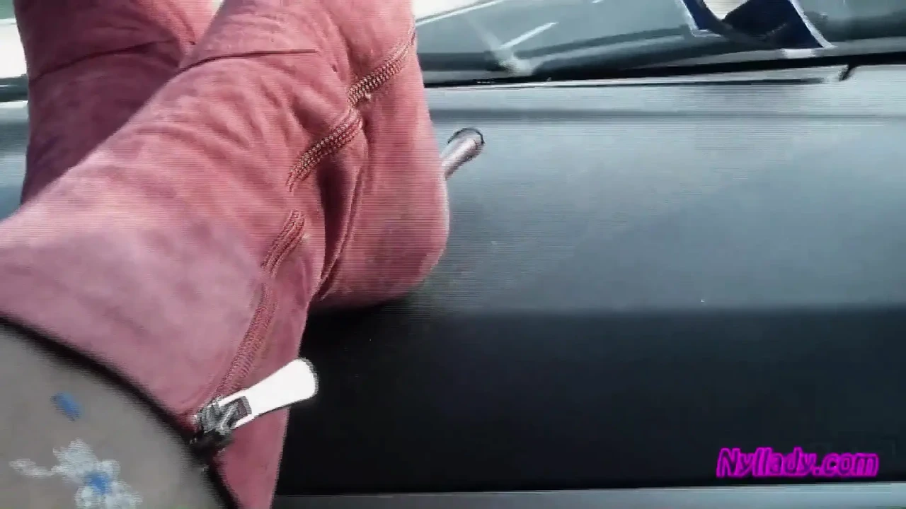 Trong xe hơi chơi với chồng tôi