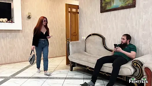 Милфа помогает пасынку опустошить его полные яйца - сперма на сиськах мачехи!