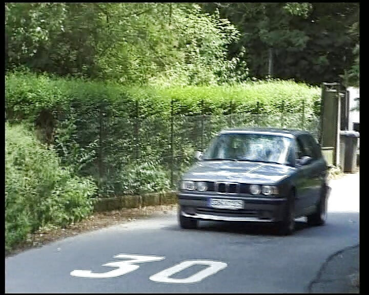 ブロンドのドイツ人クーガーで大きな胸が車のトランクに乗ってる