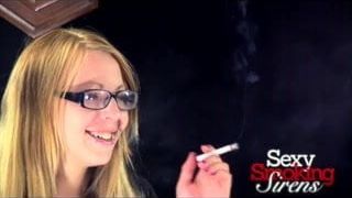 Rauchender Fetisch - Roxy Street kleidet Zigarette