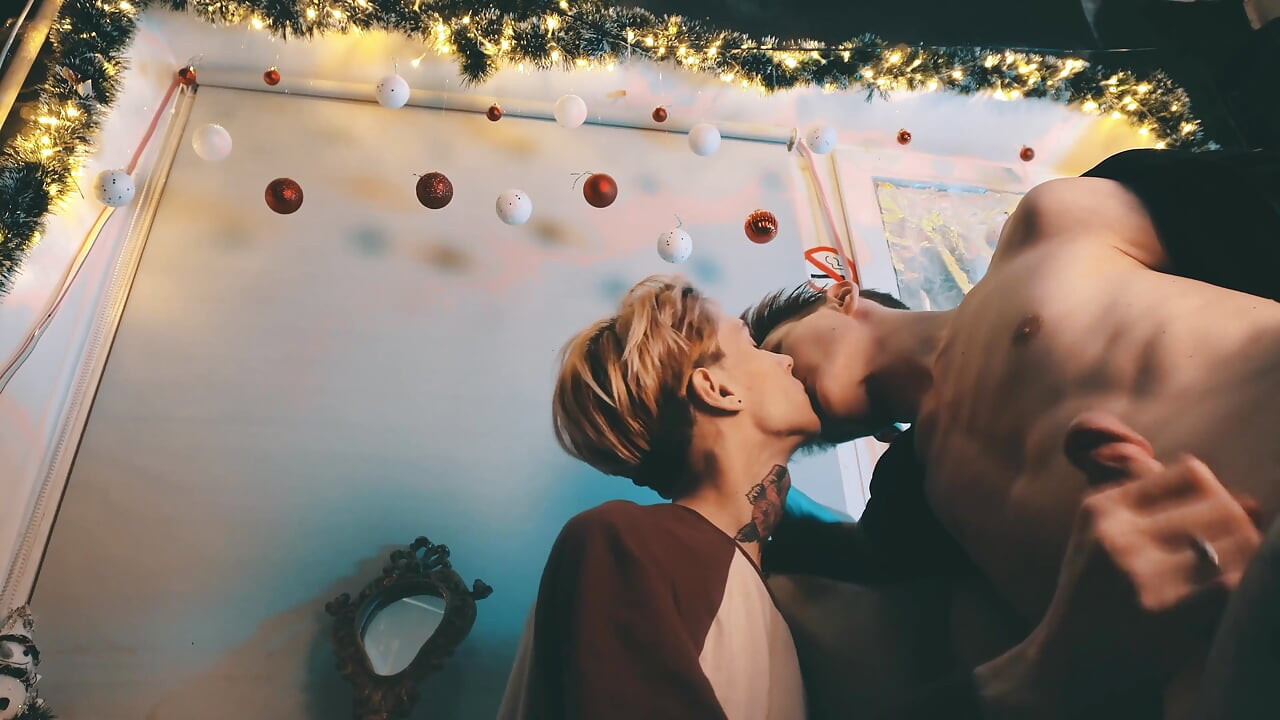 Sweet couple of guys had hot sex on the eve of Christmas