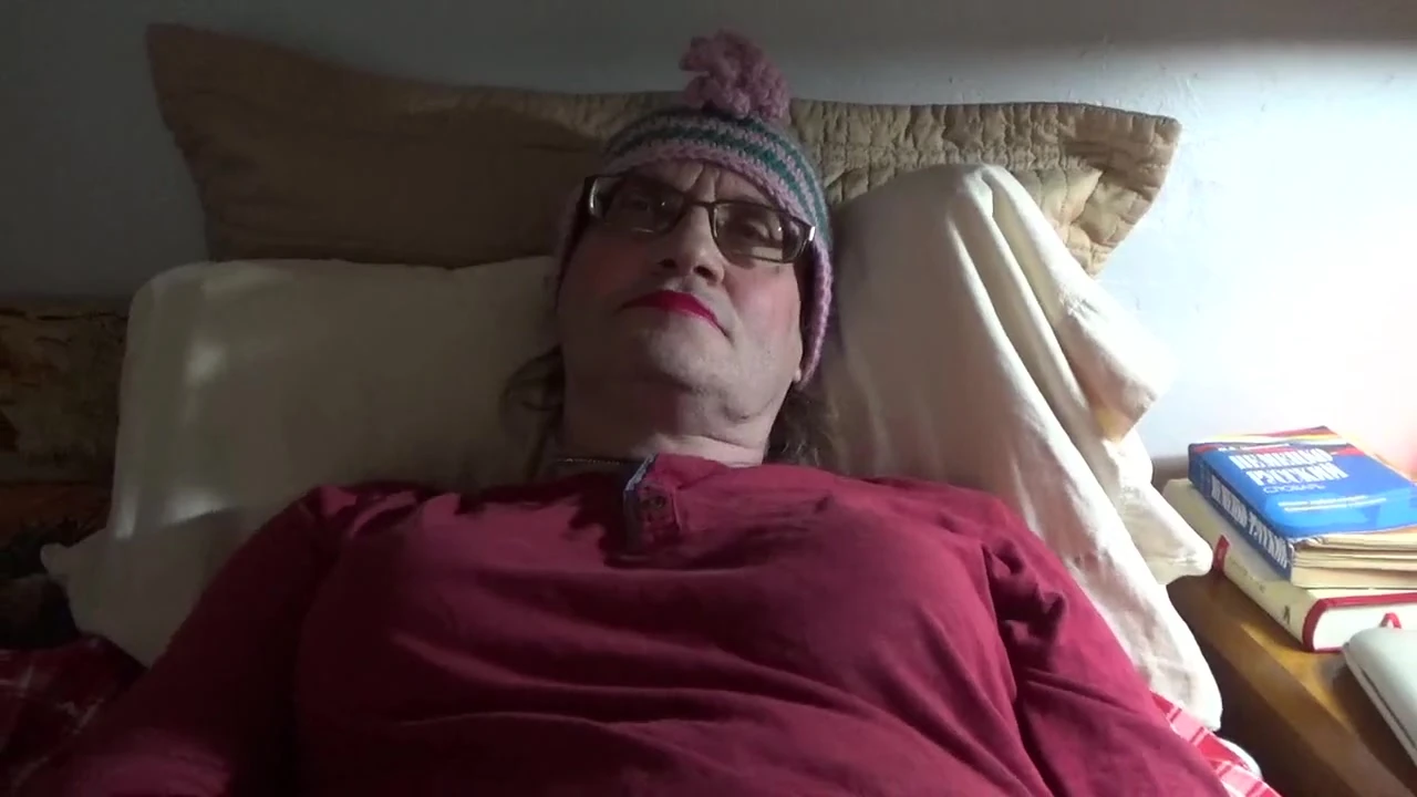 Yaşlı travesti Serge Ave-lusin. 2026d