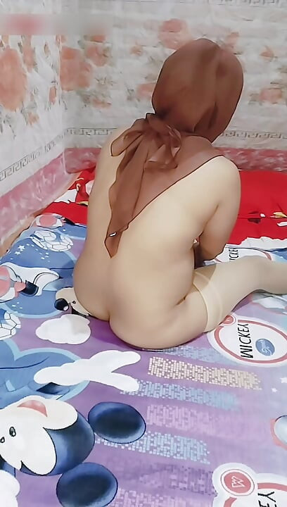 Viral!! Hijab Beautiful Girl Smooth Sexy Gets A Delicious Gift From Stepdad-Evesyantika