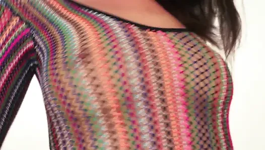 Denisa yang menggoda dengan pakaian dalam seksi di sofa
