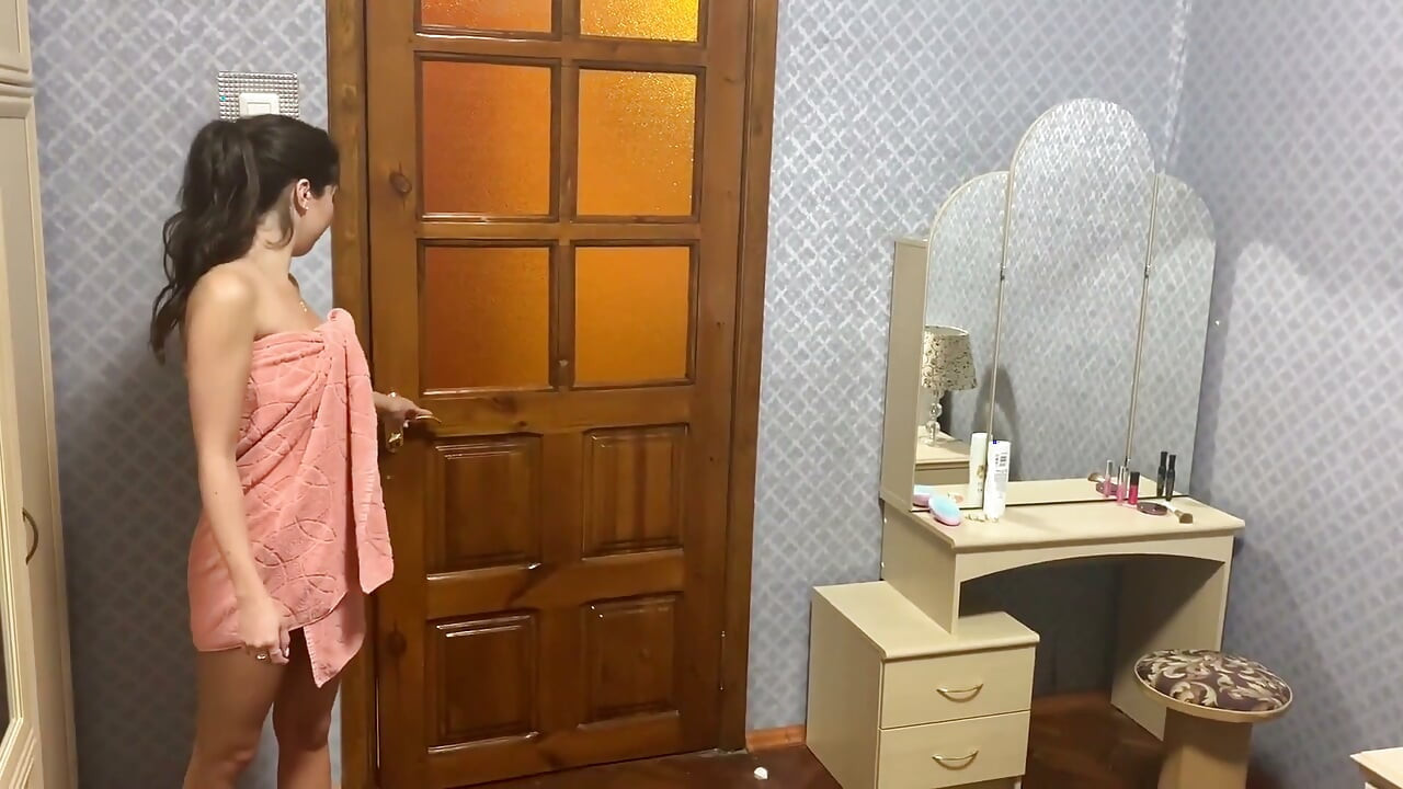 Katty West מאוננת אחרי המקלחת