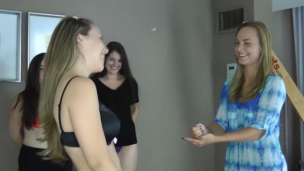 Fem lesbiske som spiller et slemt Strip Rock Paper Scissors-spill