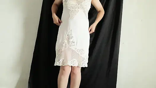 Amcıkta güzel crot'a entot içinde bile yeni seksi saten elbiseyi deneyin