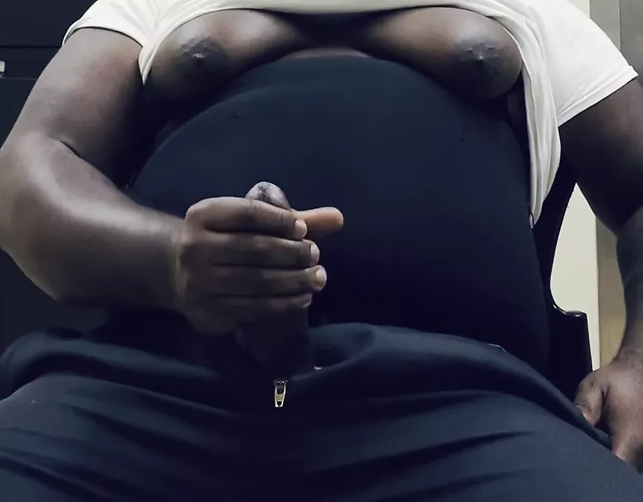 Preto urso papai atirando em sua porca