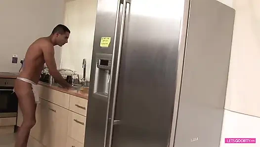 Suamiku nonton aku dan temanku yang binal lagi ngentot sama pria yang lagi beruntung