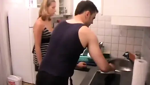 Zavallı adam sahibesinin emriyle mutfağı temizlemeli