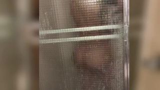 Bella tomandose una ducha