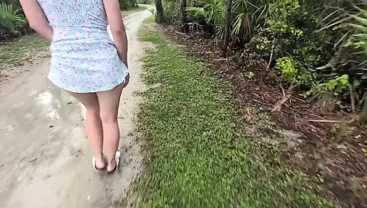 Возбужденная Жена Трахает Себя Пальцами На Публике