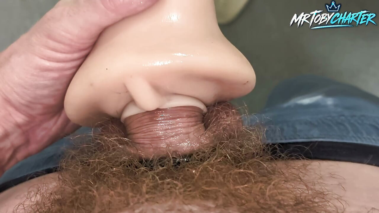 Pula mică distruge jucăria și o umple cu spermă...